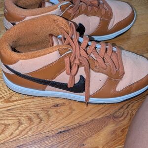 Nike Women’s Sneakers in Tan and Black